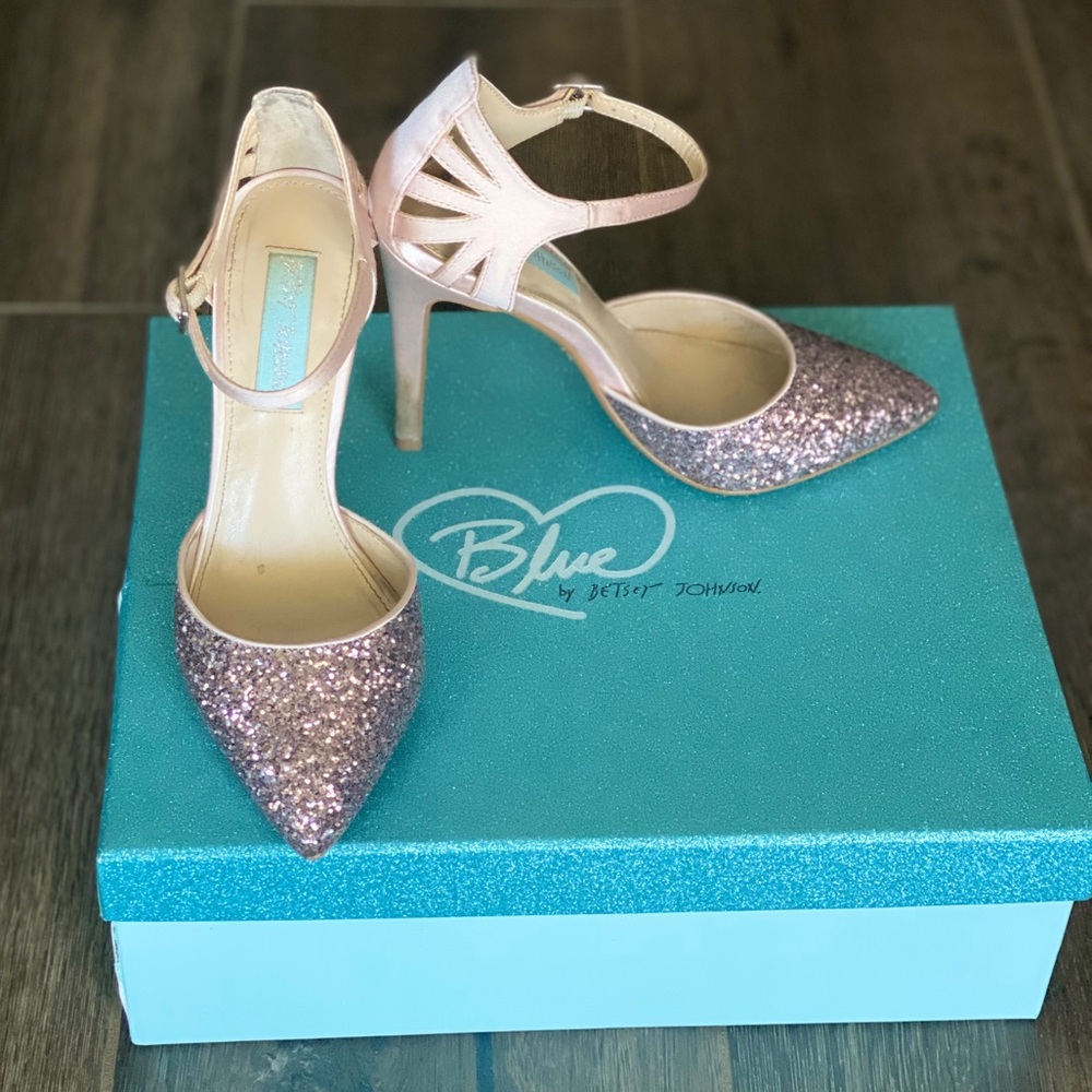 Betsey Johnson Womens Avery Pointed Toe Pumps